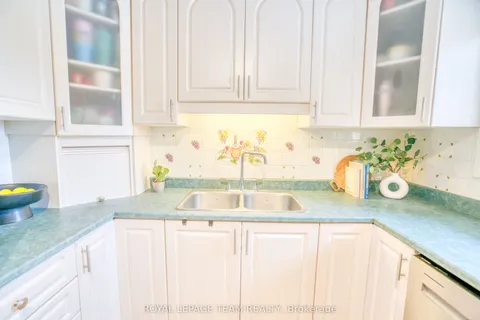 12 Oakview Avenue, ON K2G 3A1