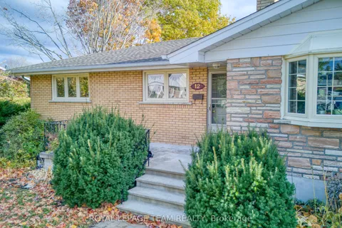 12 Oakview Avenue, ON K2G 3A1