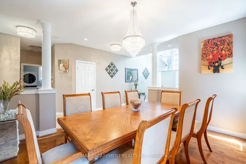 24 Edgecroft Crescent, ON L8J 3Y6