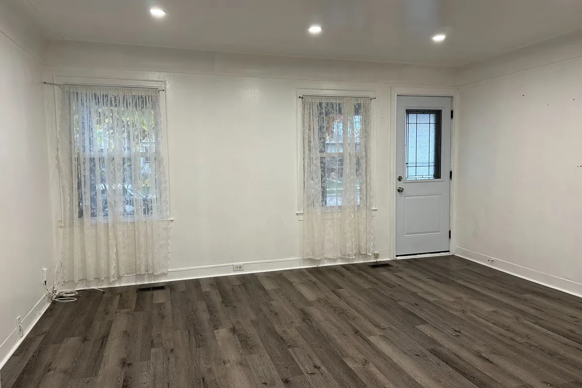 21 Stapleton Avenue, ON L8H 3N4