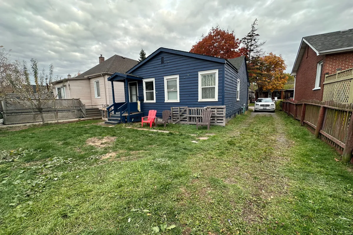 21 Stapleton Avenue, ON L8H 3N4