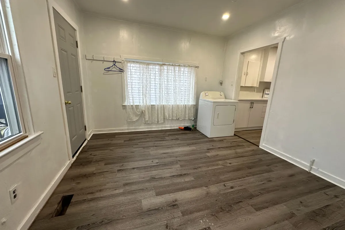 21 Stapleton Avenue, ON L8H 3N4