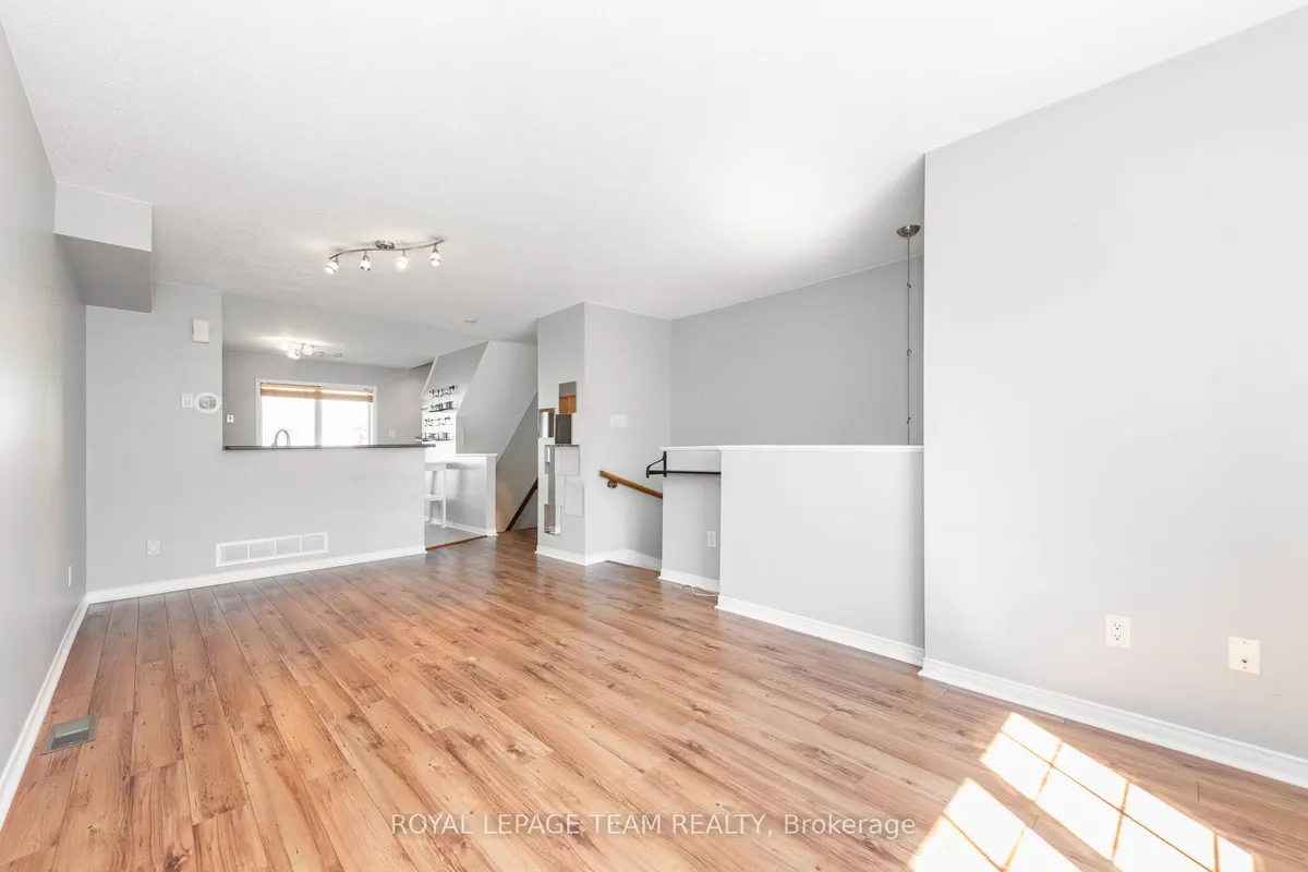 40 Manhattan Crescent, ON K2C 4B5