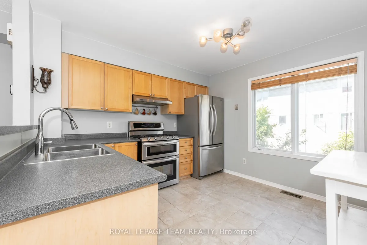 40 Manhattan Crescent, ON K2C 4B5