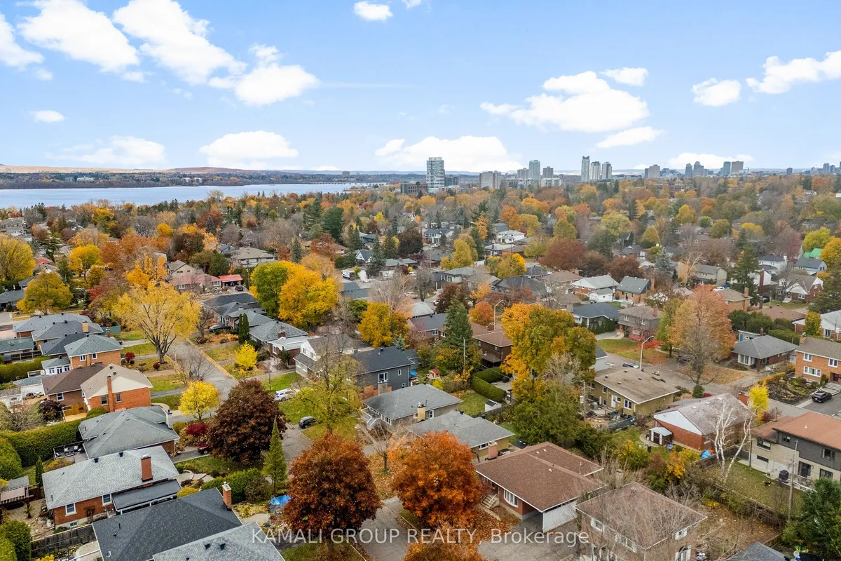 683 Courtenay Avenue, ON K2A 3B8