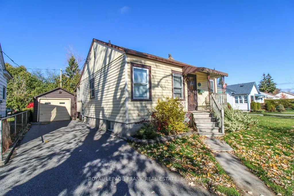 512 Glengarry Avenue, ON K9H 4Y4