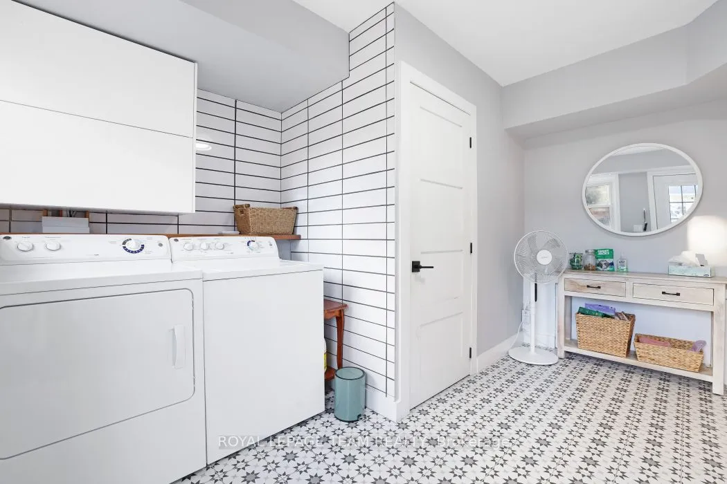 171 Fourth Avenue, ON K7S 1Z5