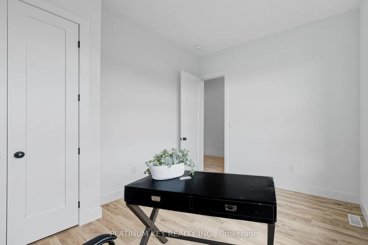 32 BRISCOE Crescent, ON N7G 4E2