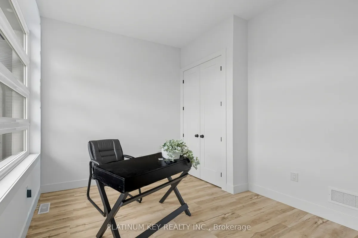 32 BRISCOE Crescent, ON N7G 4E2