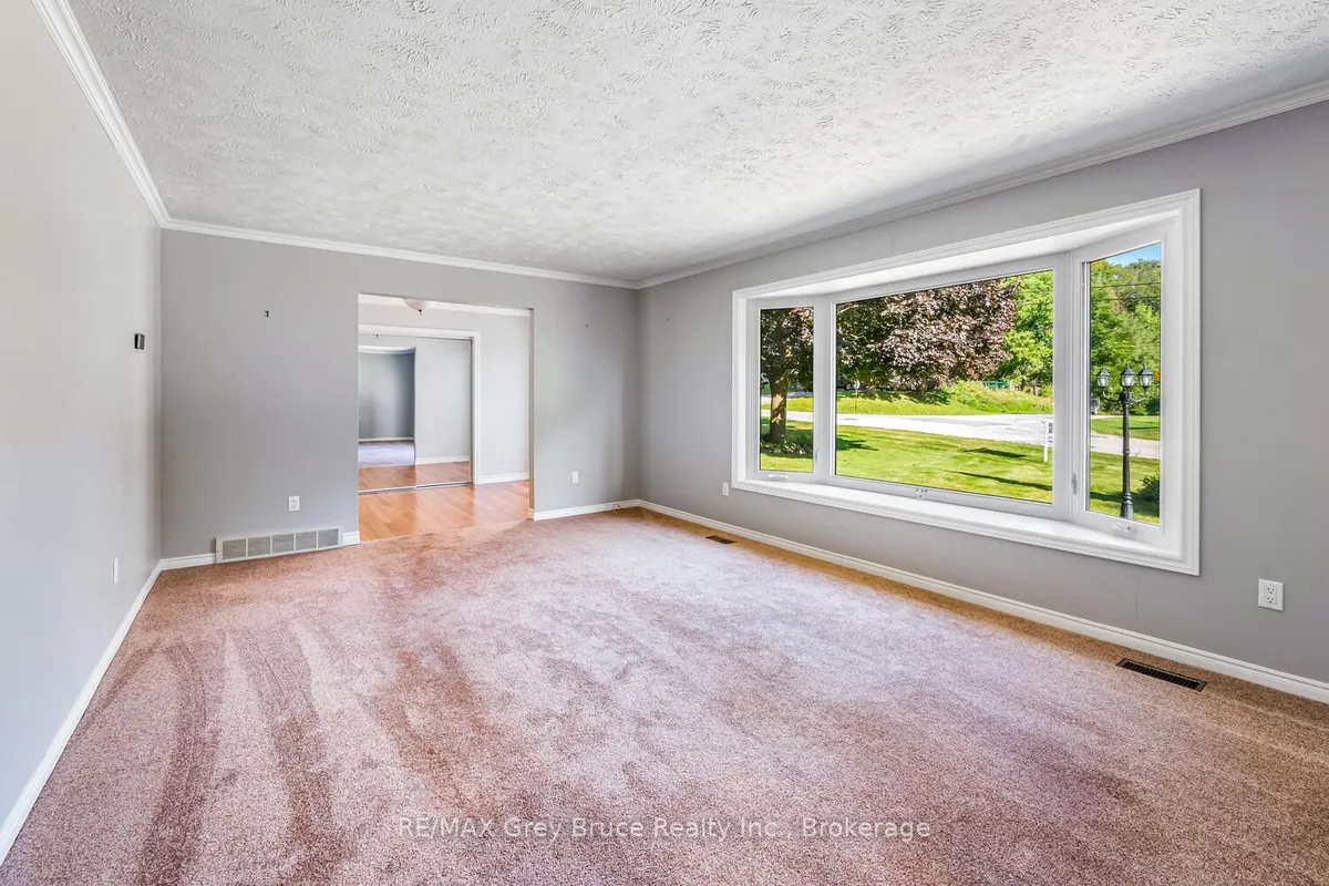 699 20TH Street, ON N4K 4E1