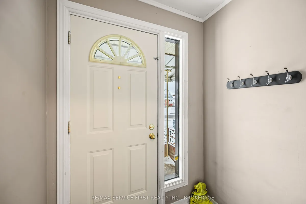 28 Brant Avenue, ON K7K 4V1