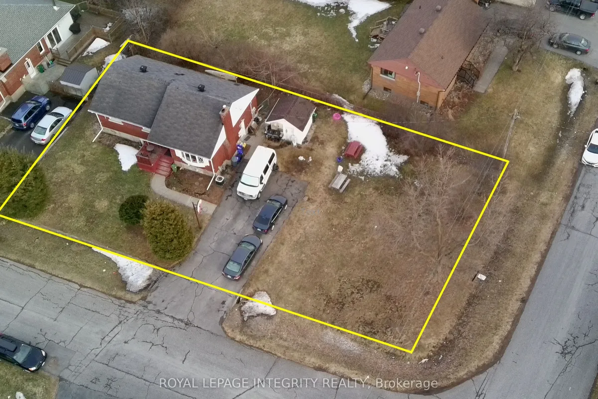 176 OAKRIDGE Boulevard, ON K2G 2V2