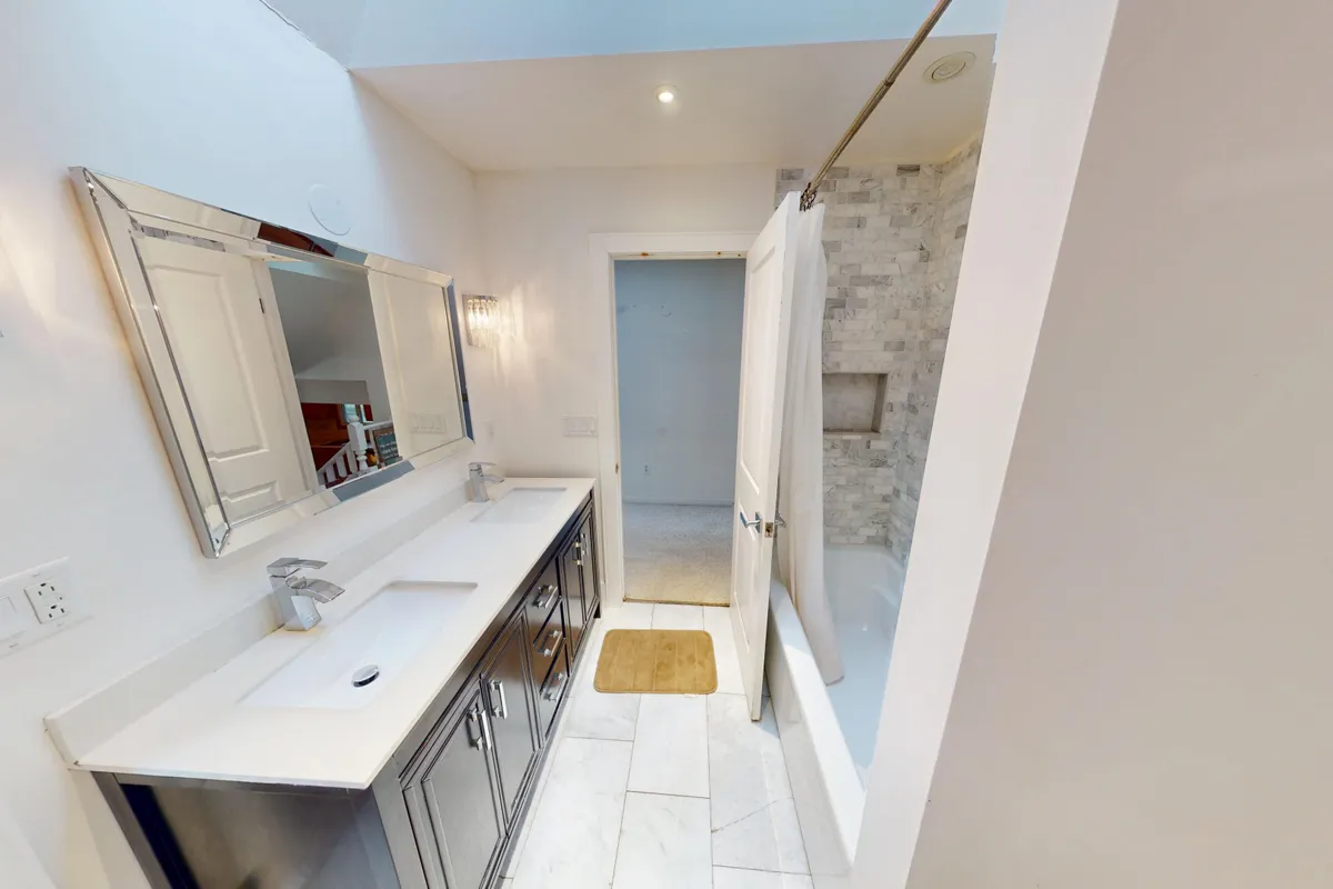 7428 Petrullo Court, ON L2H 2K4