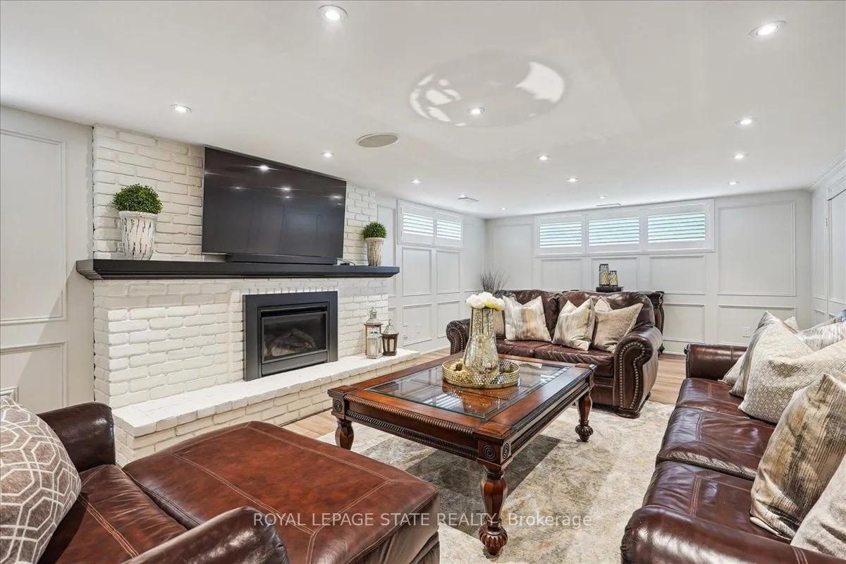 10 Azalea Court, ON L8J 1K4