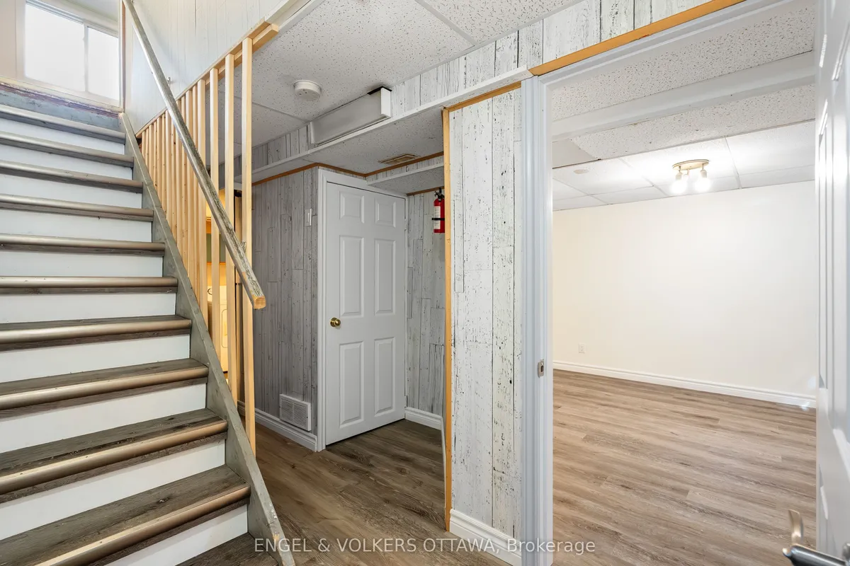 933 Greenbriar Avenue, ON K2C 0J8