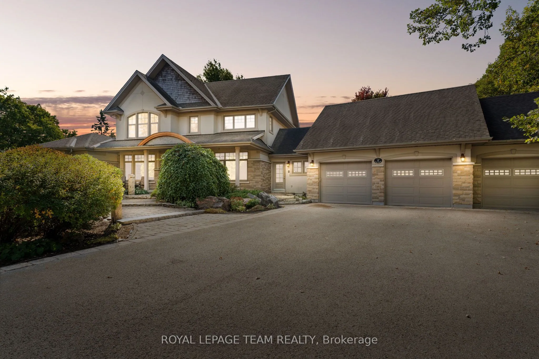 7 Sara Court, ON K2R 1E2