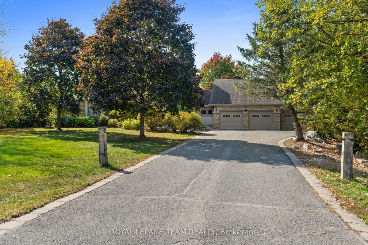 7 Sara Court, ON K2R 1E2