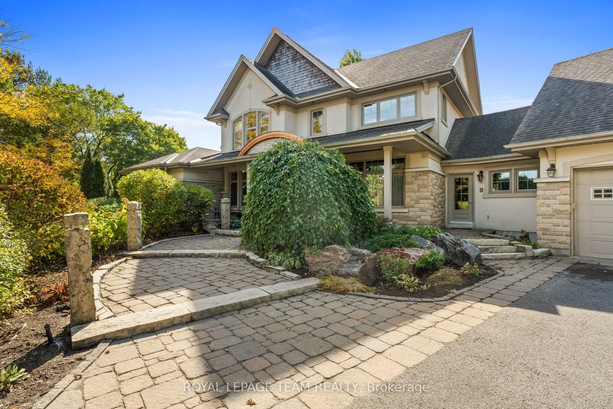 7 Sara Court, ON K2R 1E2