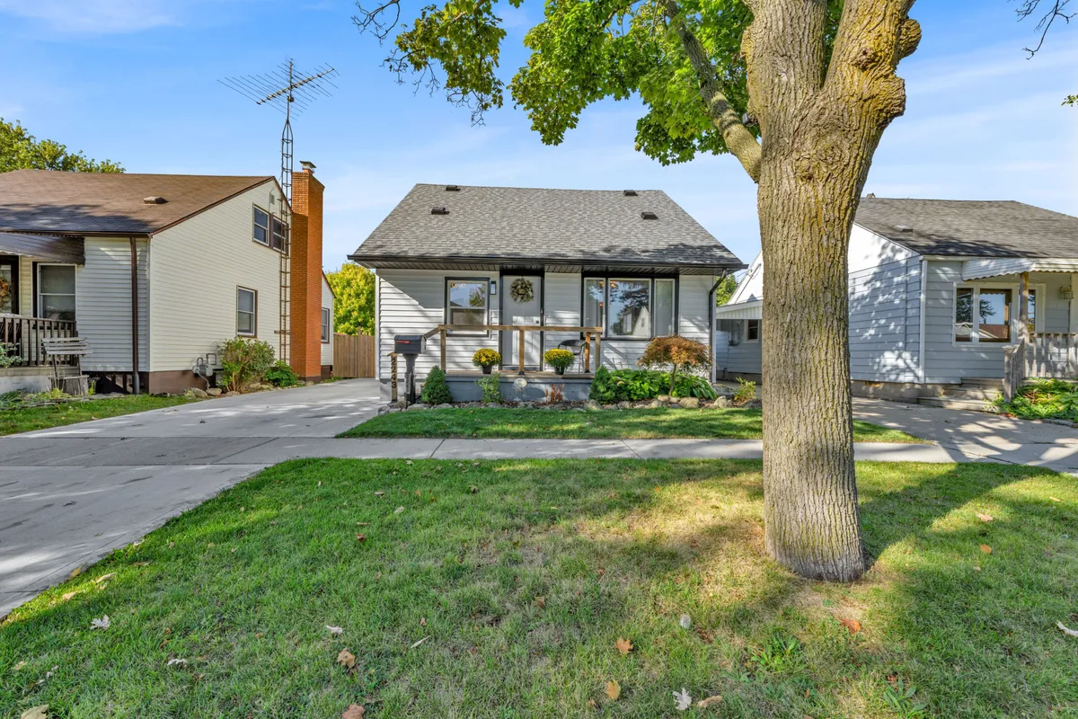 2243 Elsmere Avenue, ON N8W 2C7