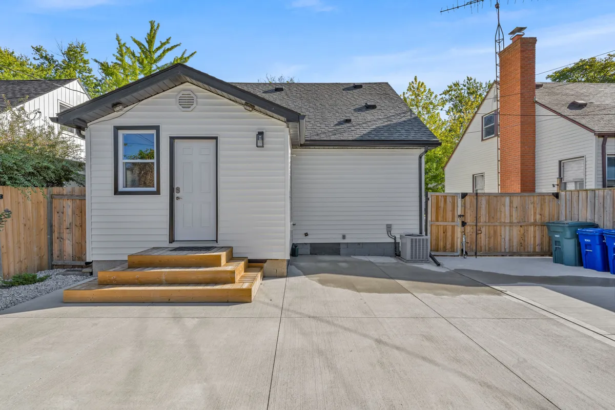 2243 Elsmere Avenue, ON N8W 2C7