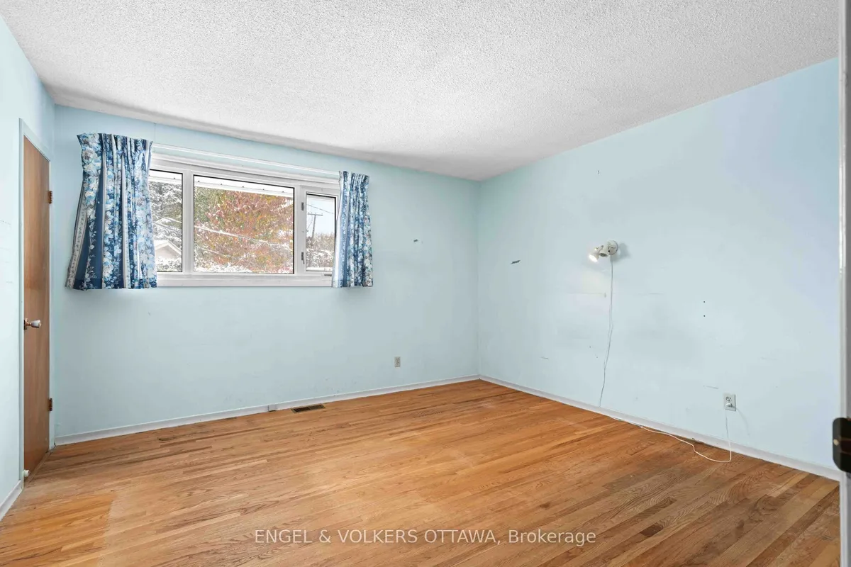 1957 Sharel Drive, ON K1H 6W3