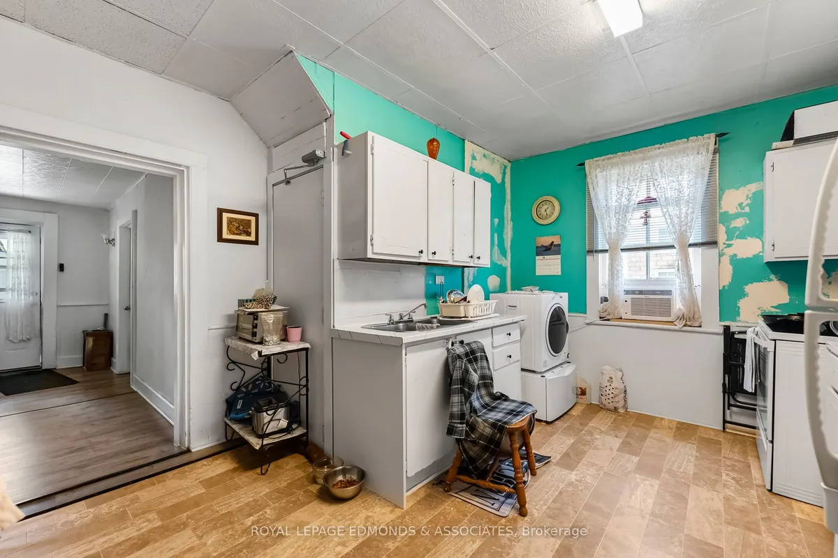 394 Pembroke Street, ON K8A 3K6