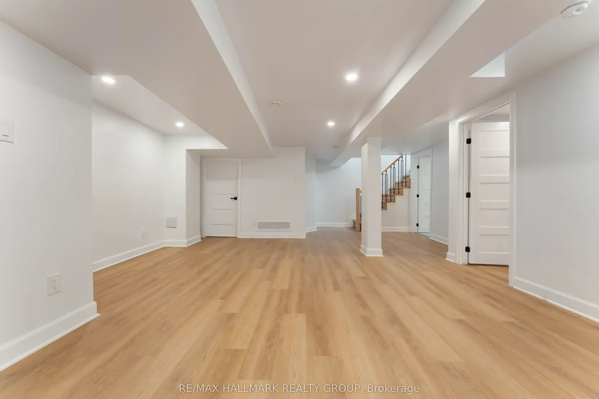 1796 Saunderson Drive, ON K1G 2C2