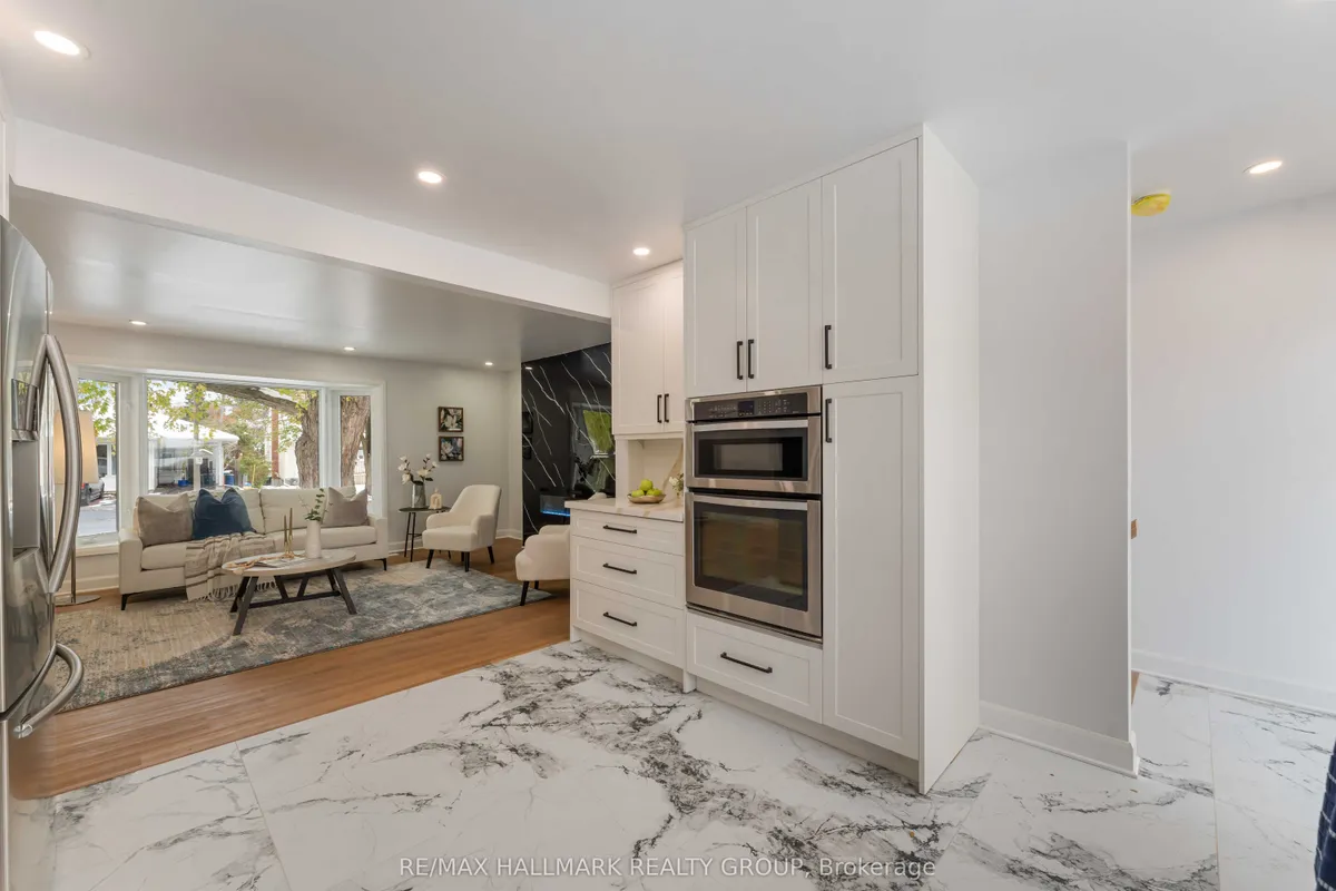 1796 Saunderson Drive, ON K1G 2C2