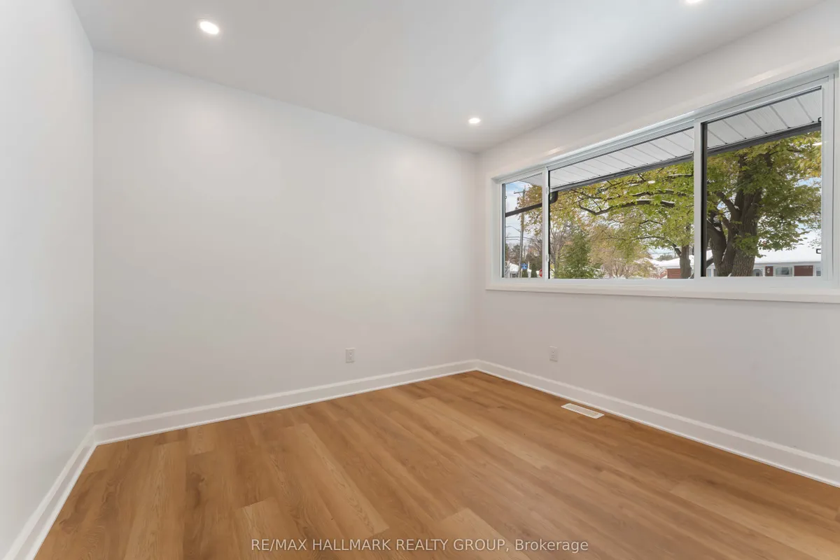 1796 Saunderson Drive, ON K1G 2C2