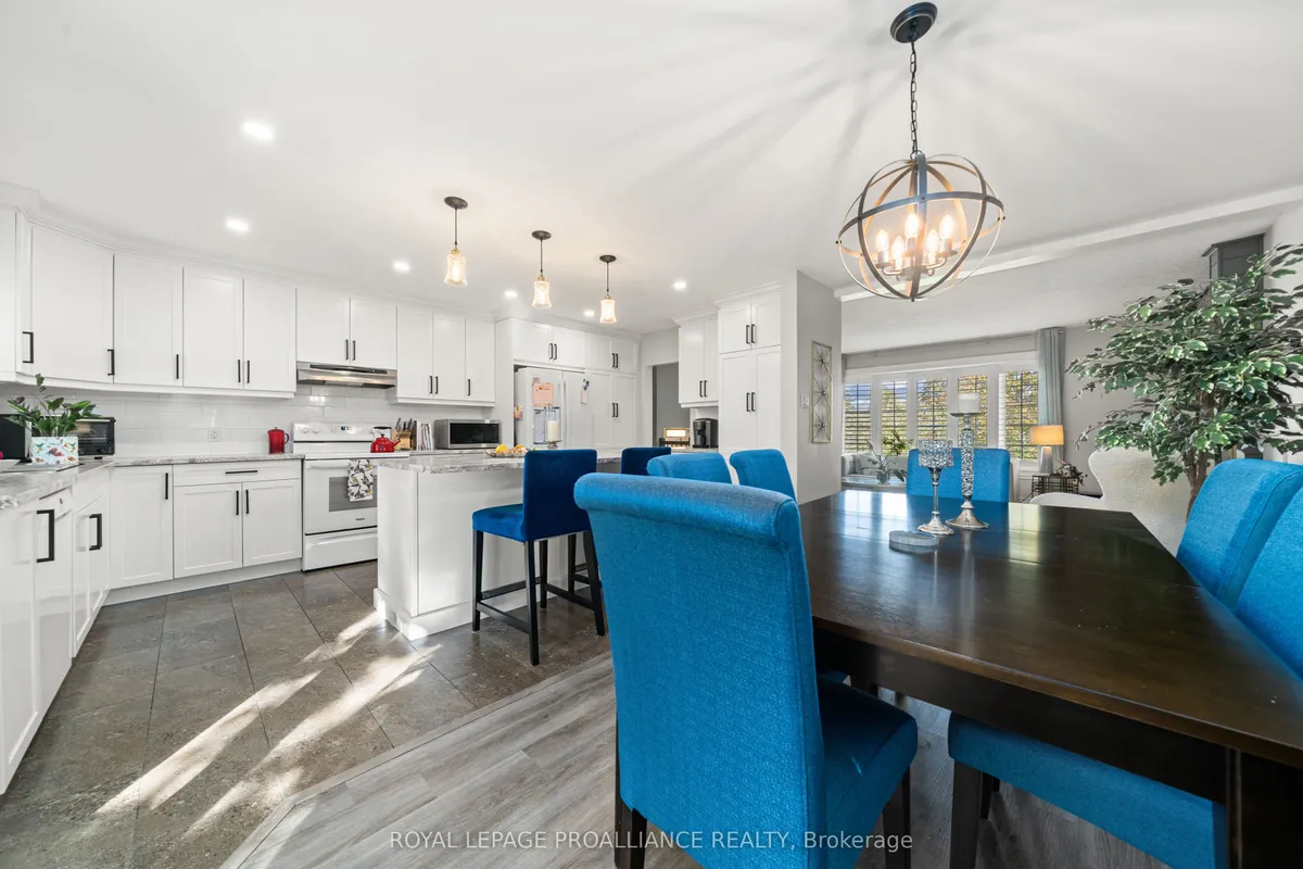 4 Kingsway Court, ON K8N 4P1