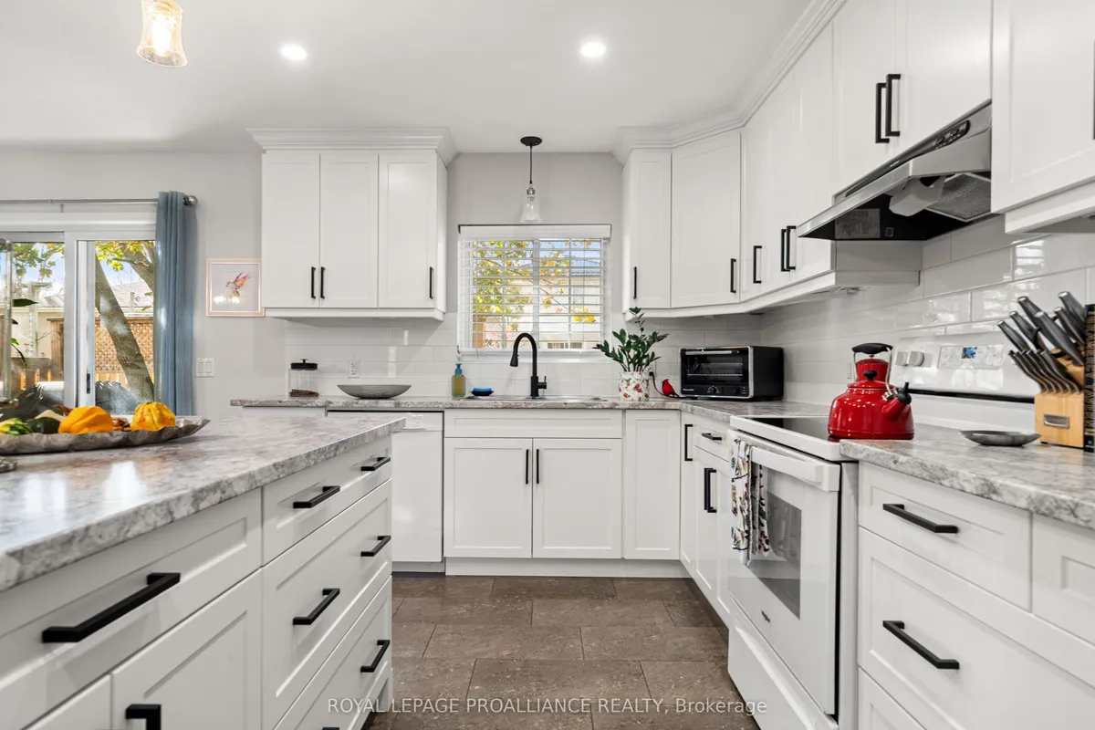 4 Kingsway Court, ON K8N 4P1