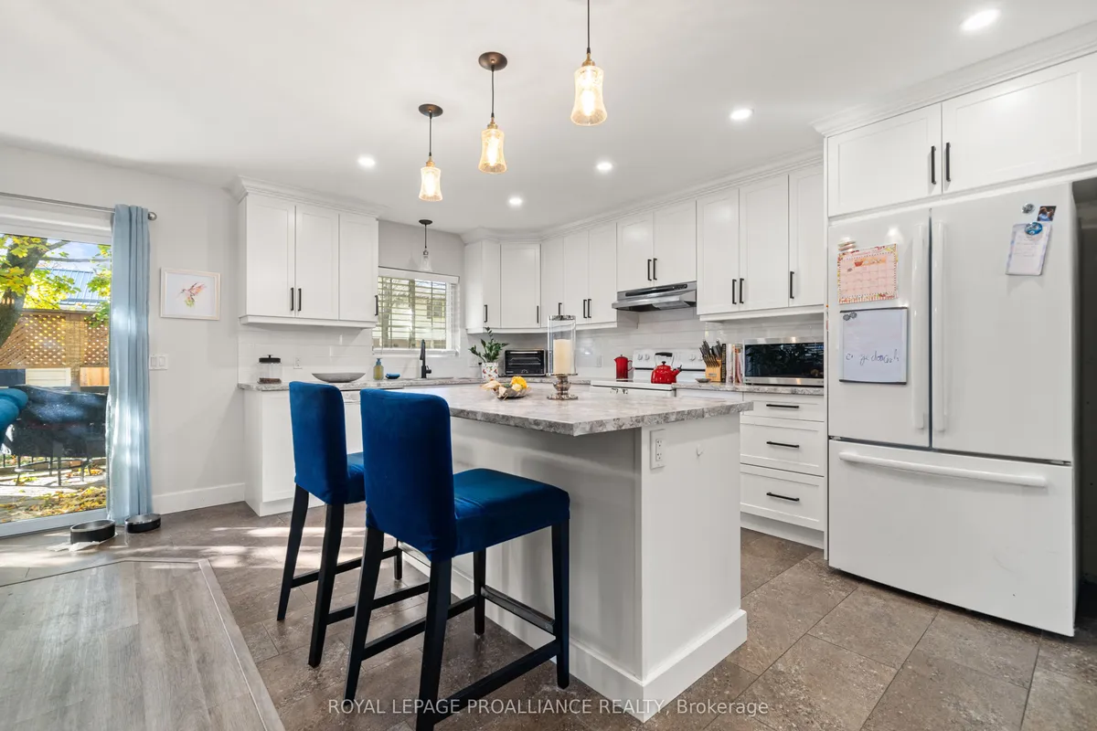 4 Kingsway Court, ON K8N 4P1