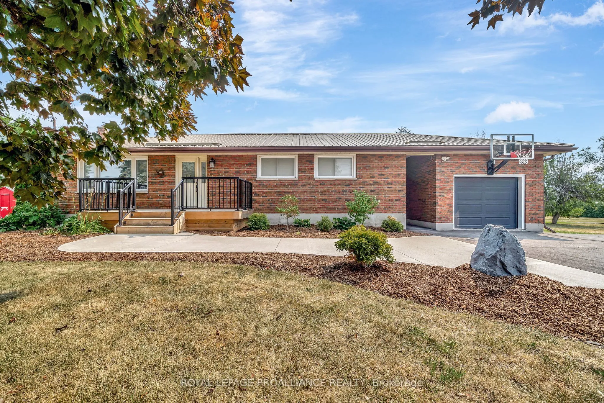 206 ELMWOOD Drive, ON K8N 4Z4