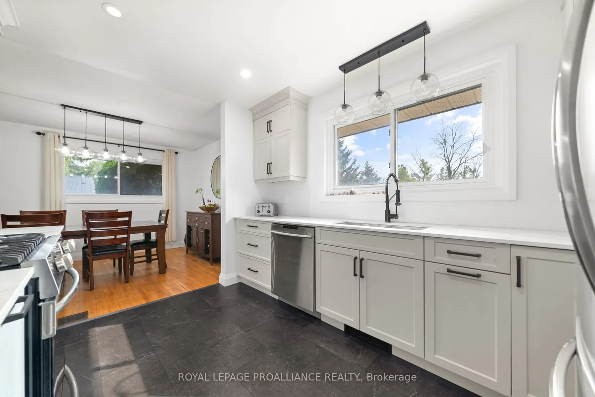 206 ELMWOOD Drive, ON K8N 4Z4