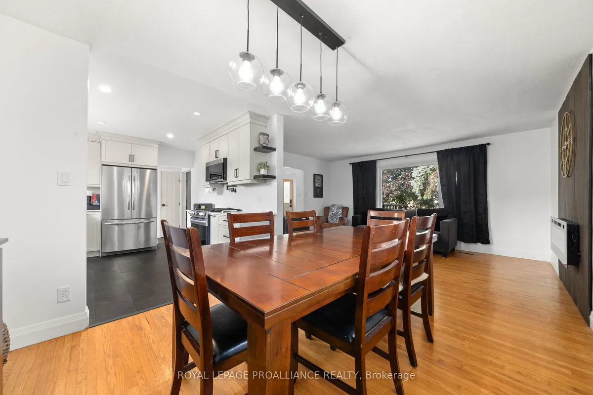 206 ELMWOOD Drive, ON K8N 4Z4