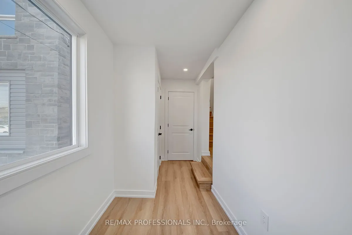 27 Oakdale Avenue, ON L2P 2B8