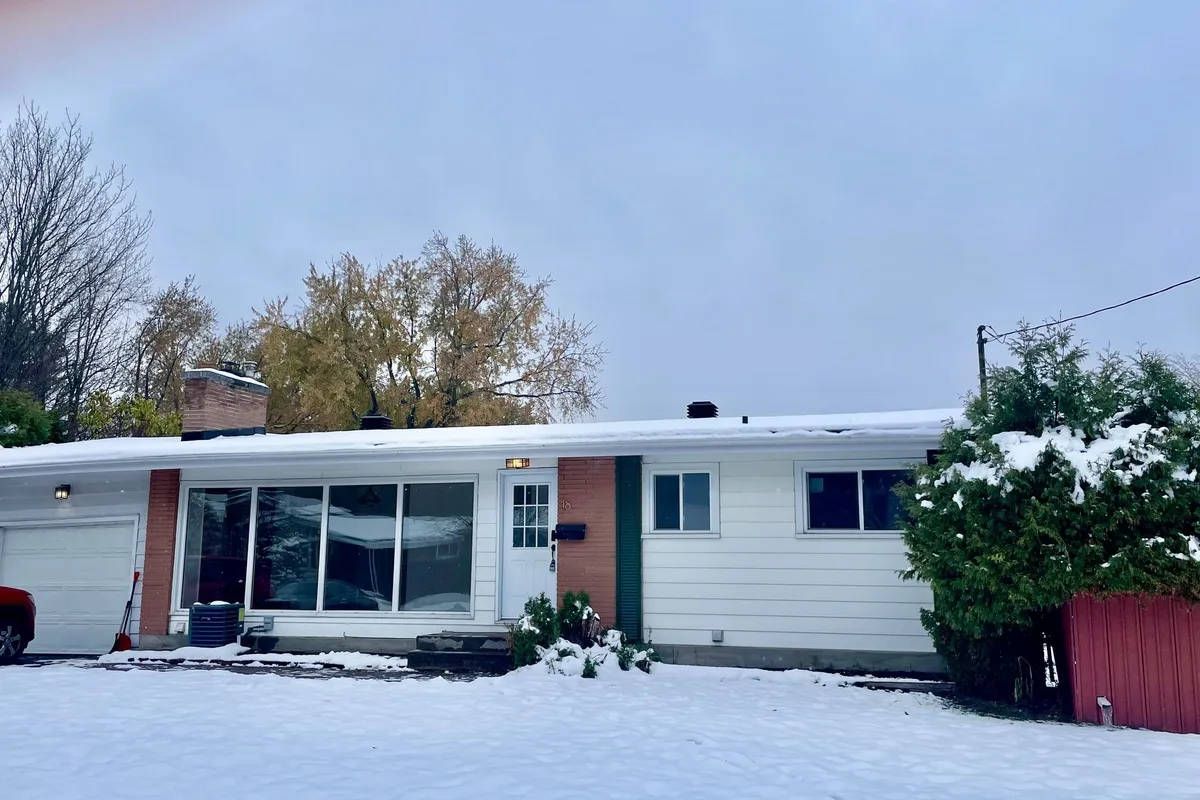 18 Stinson Avenue, ON K2H 6N1