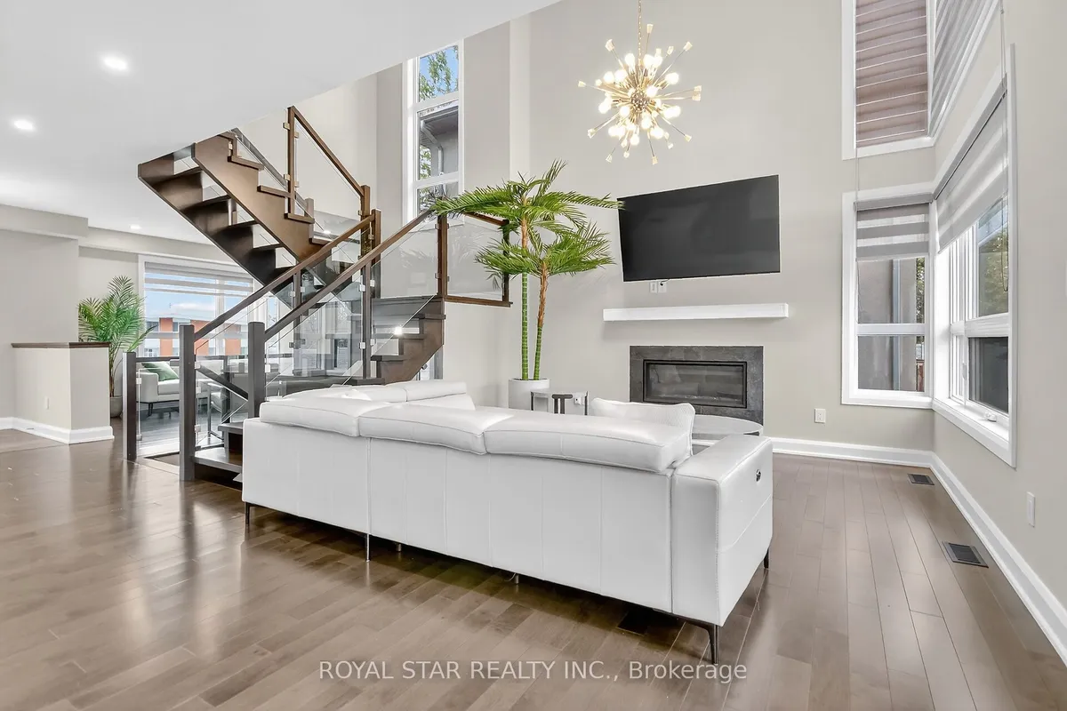 17 Rideau Heights Drive, ON K2E 7A7