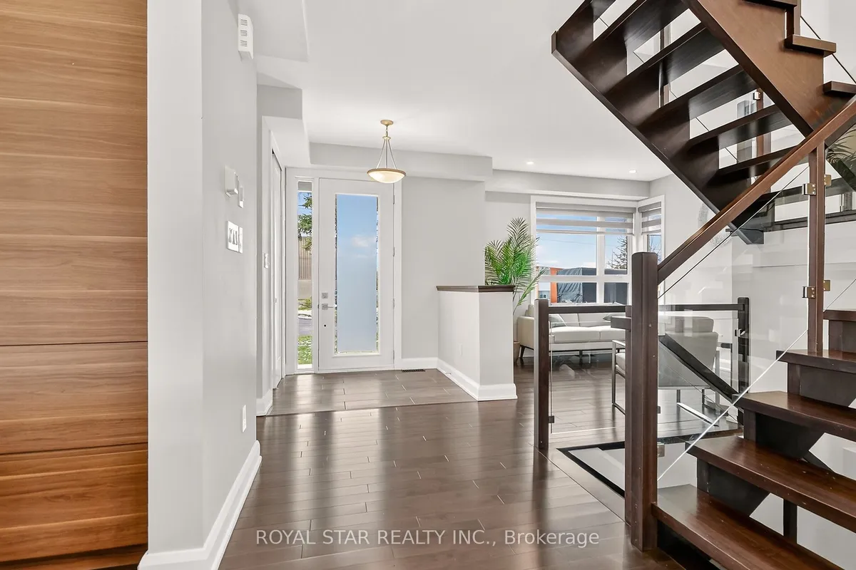 17 Rideau Heights Drive, ON K2E 7A7