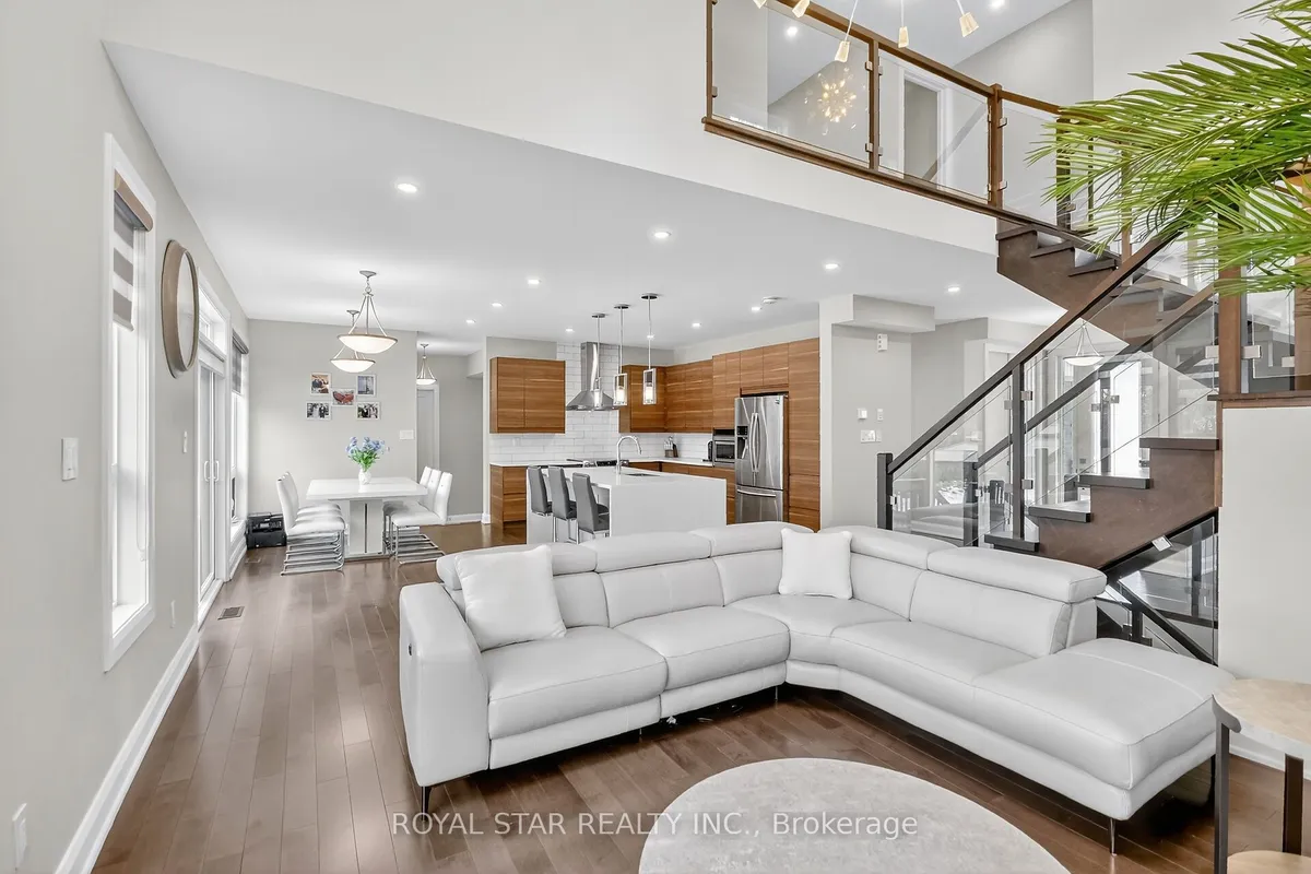 17 Rideau Heights Drive, ON K2E 7A7