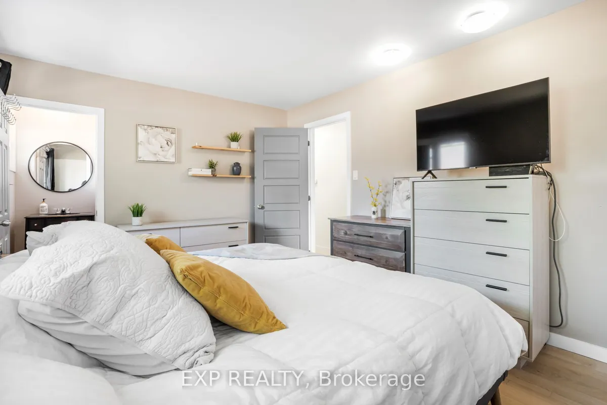 4 Aberfeldy Street, ON K2H 6H5