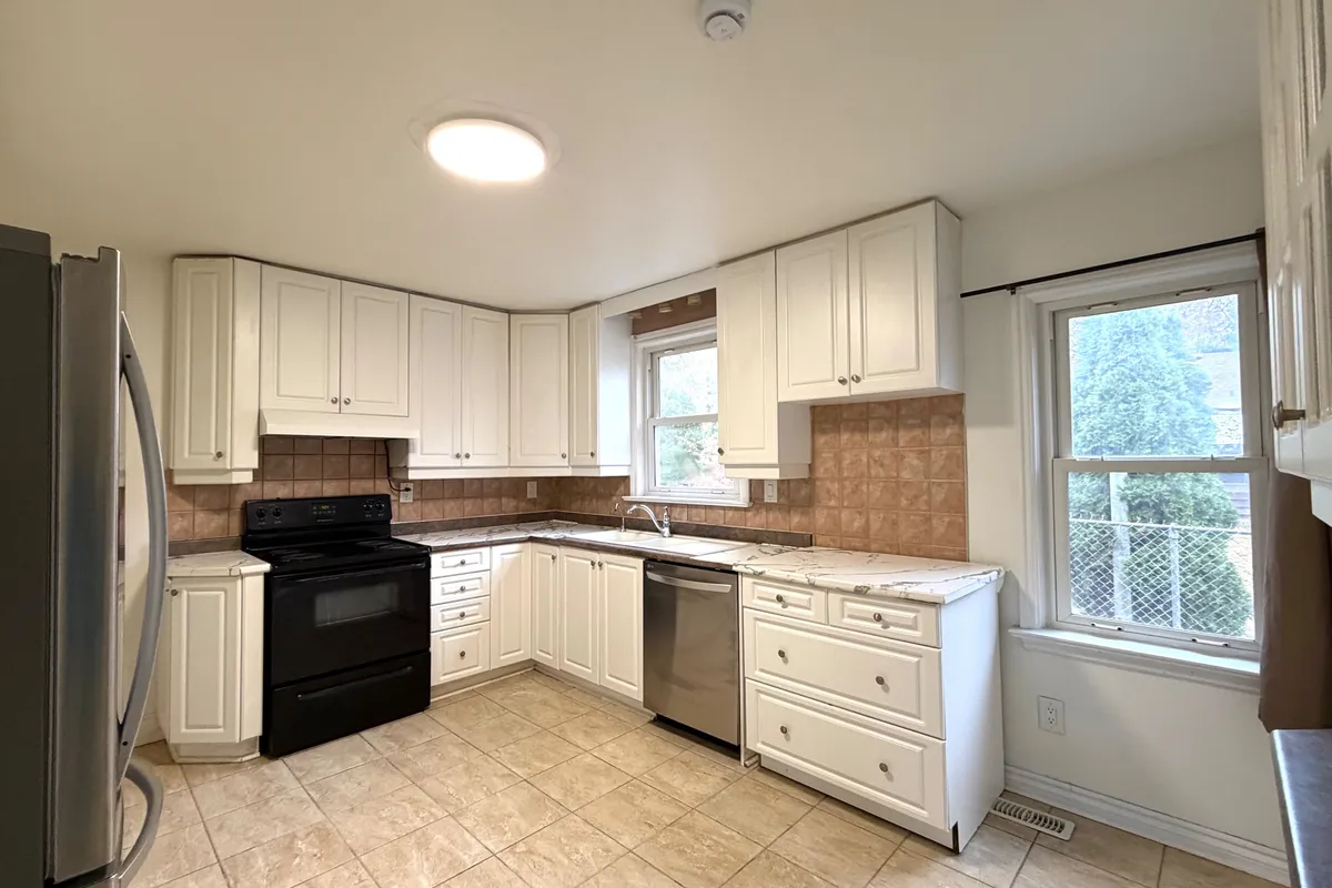 6481 ERWIN Crescent, ON L2G 4Z9