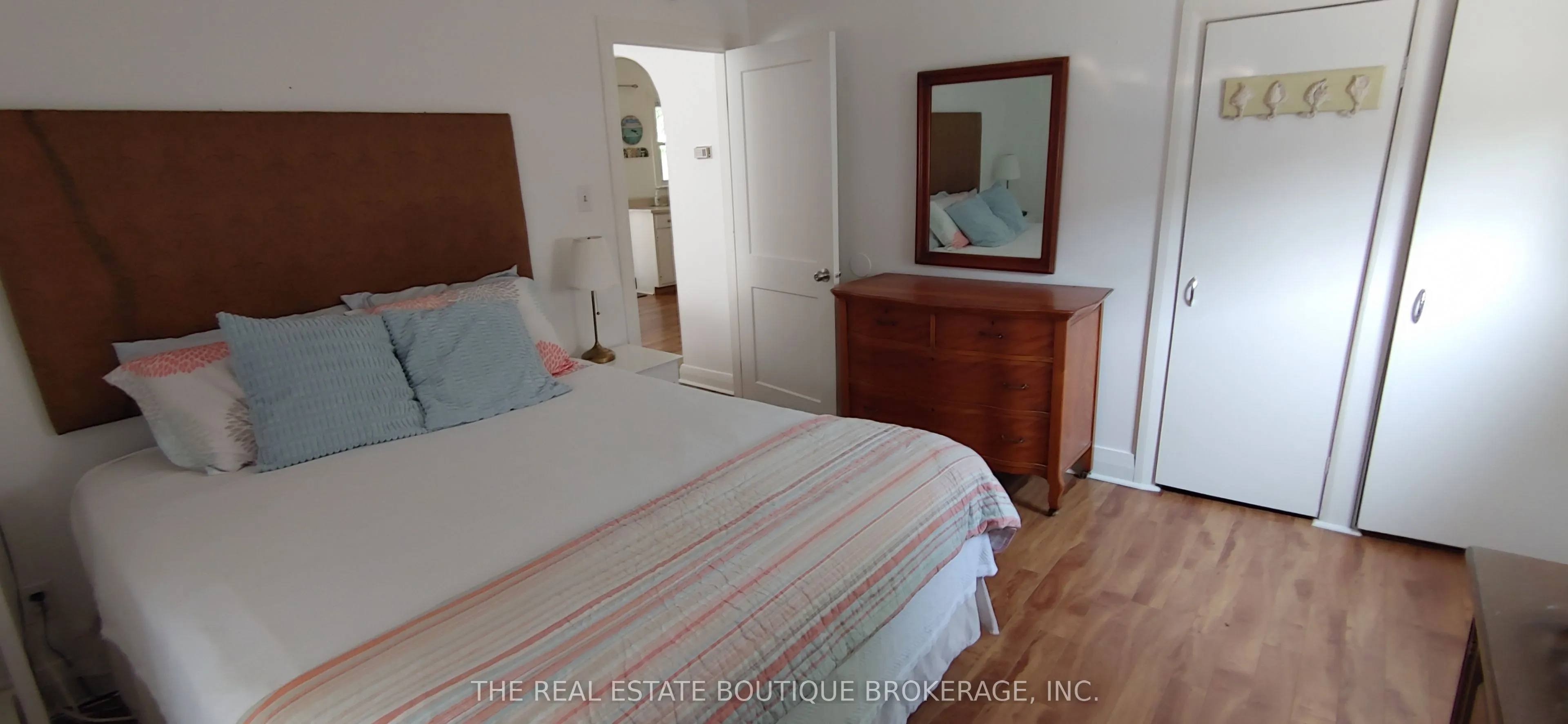 Detached living room at 322 Oxford Avenue Fort Erie