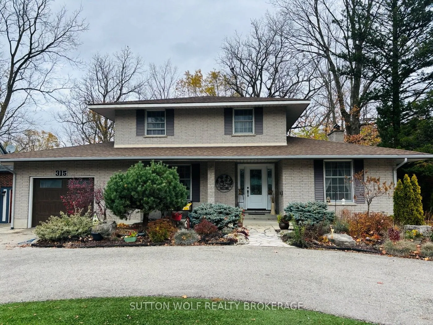 315 Caradoc Street, ON N7G 2N1