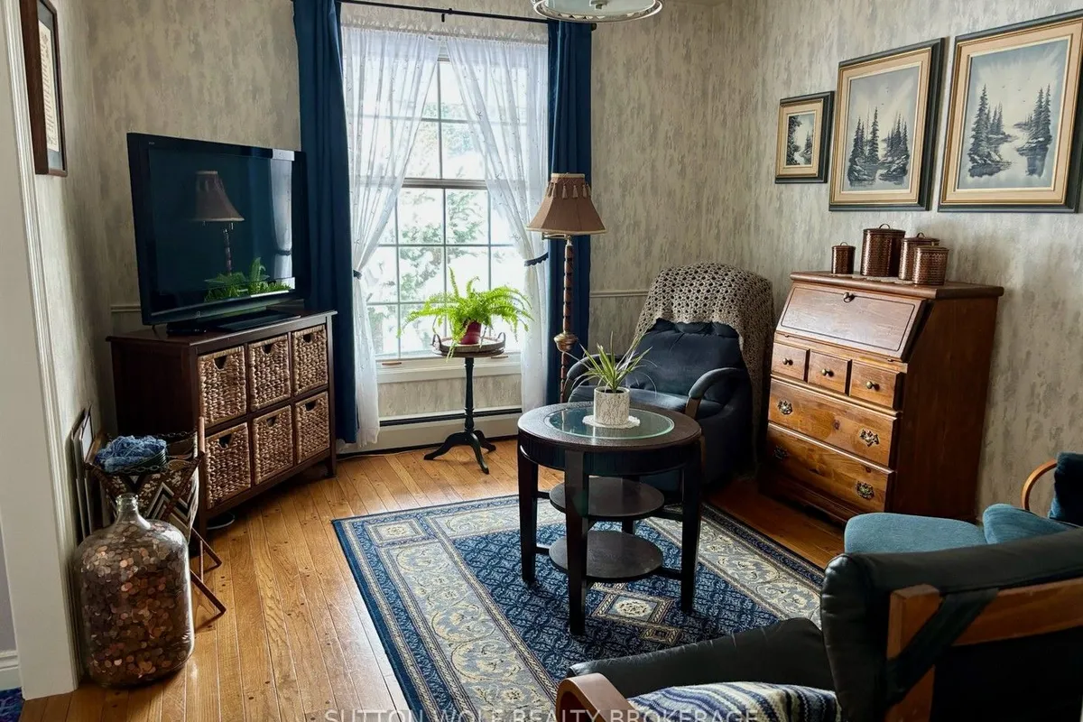 315 Caradoc Street, ON N7G 2N1