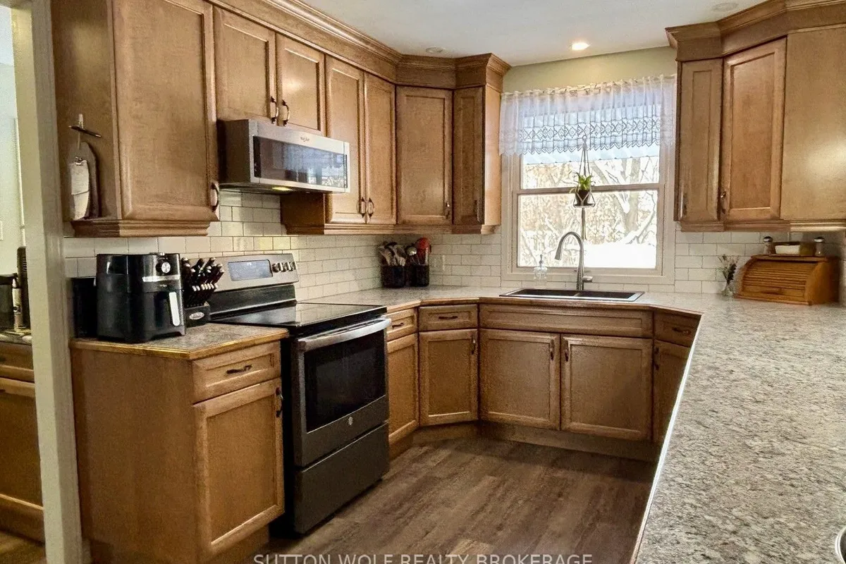 315 Caradoc Street, ON N7G 2N1