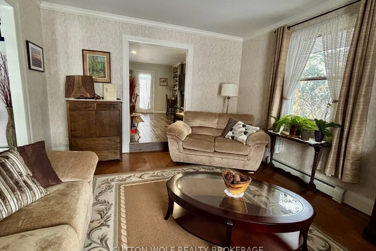 315 Caradoc Street, ON N7G 2N1