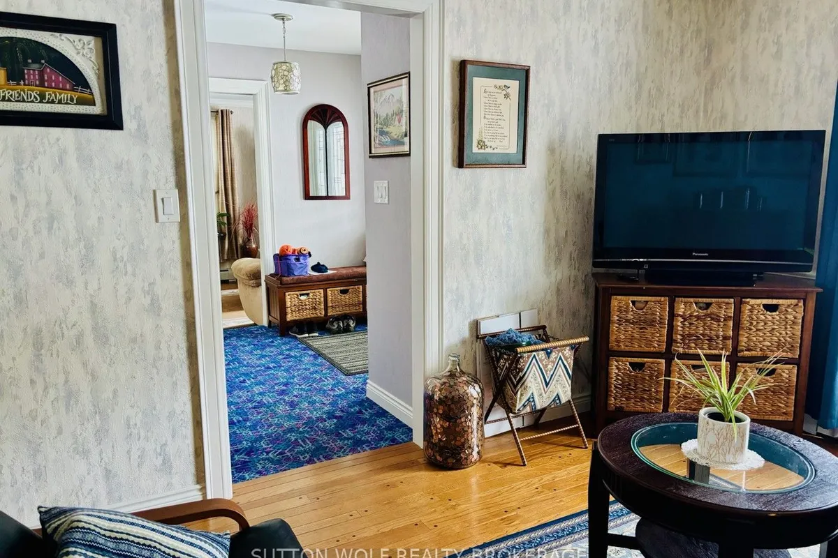 315 Caradoc Street, ON N7G 2N1