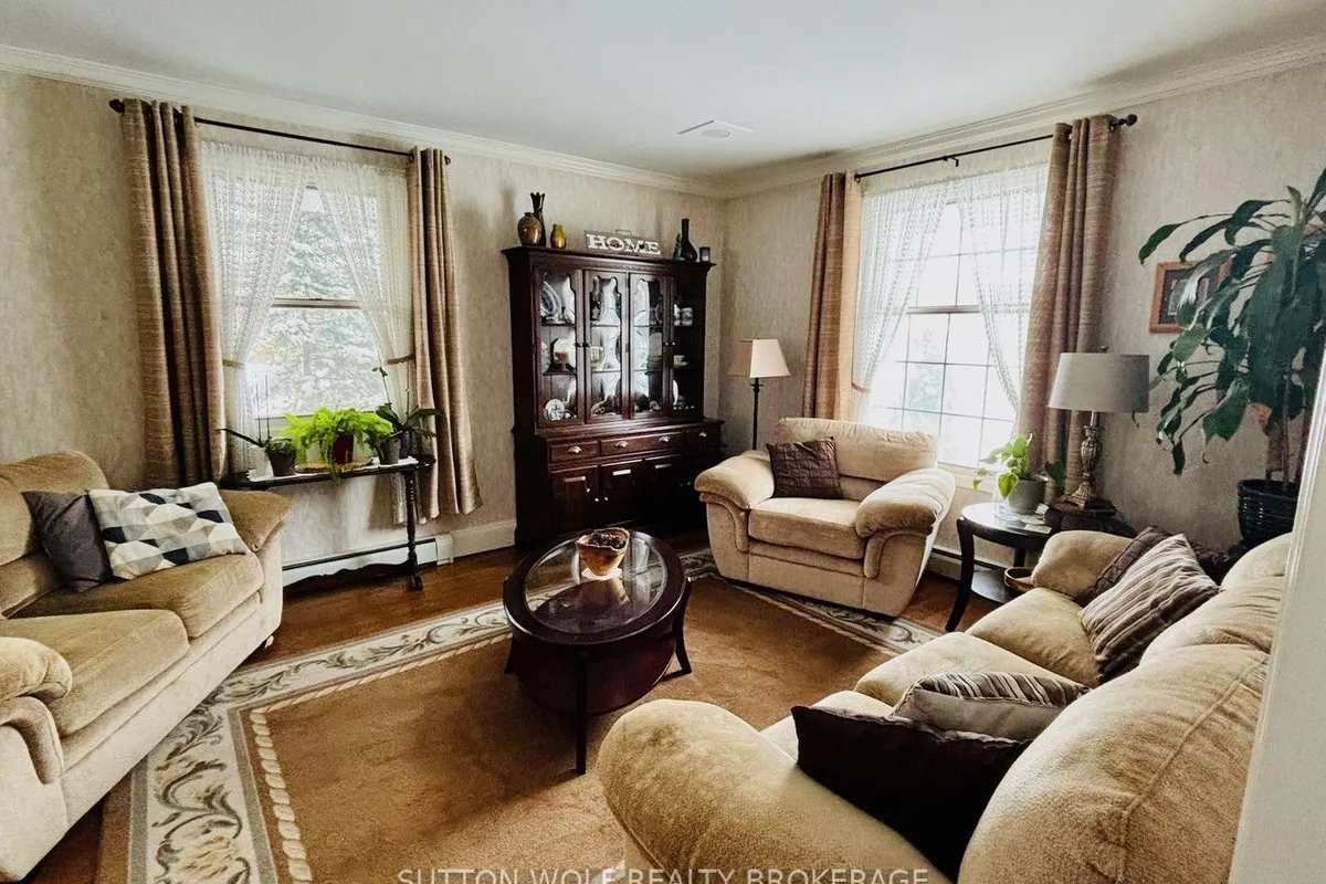 315 Caradoc Street, ON N7G 2N1