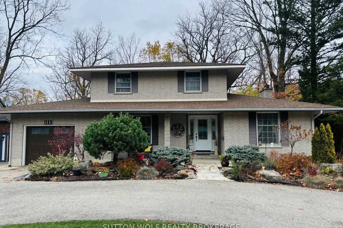 315 Caradoc Street, ON N7G 2N1